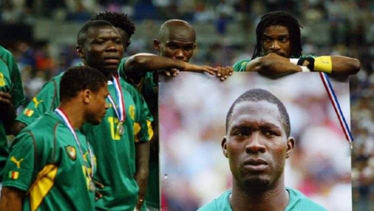 Players holding the picture frame of Marc Vivian Foe