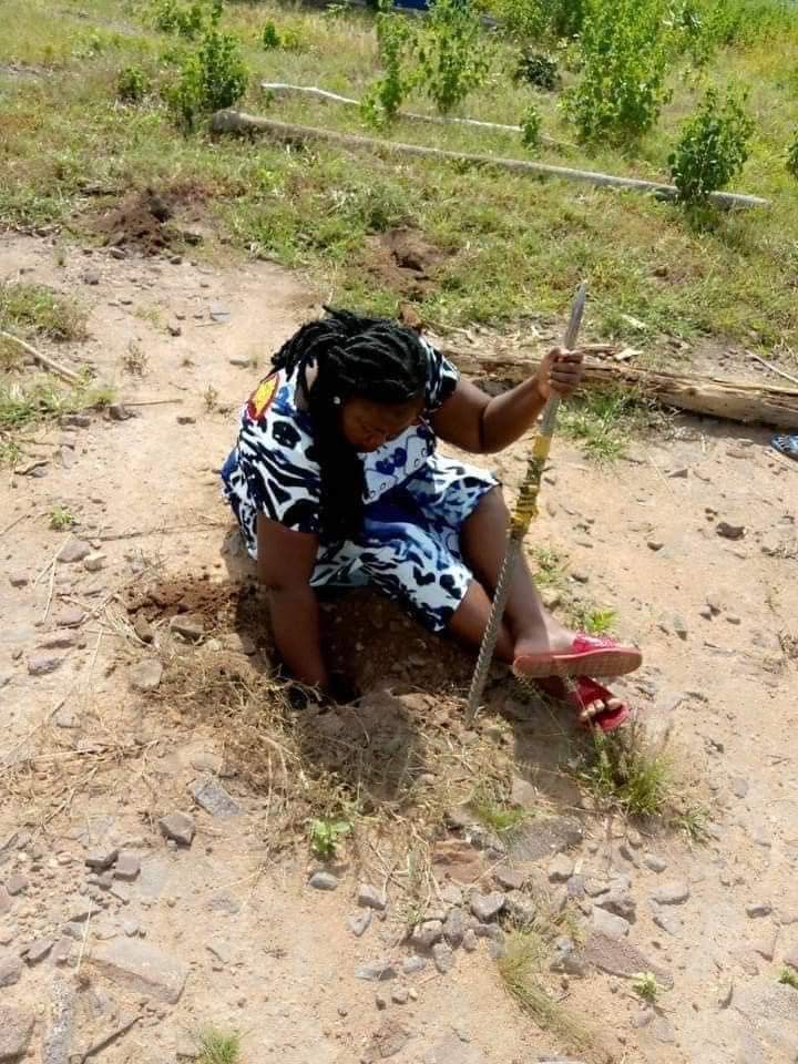 Teacher Marguerite of government primary school LIande- Bilond in Garoua constructing a classroom from local materials