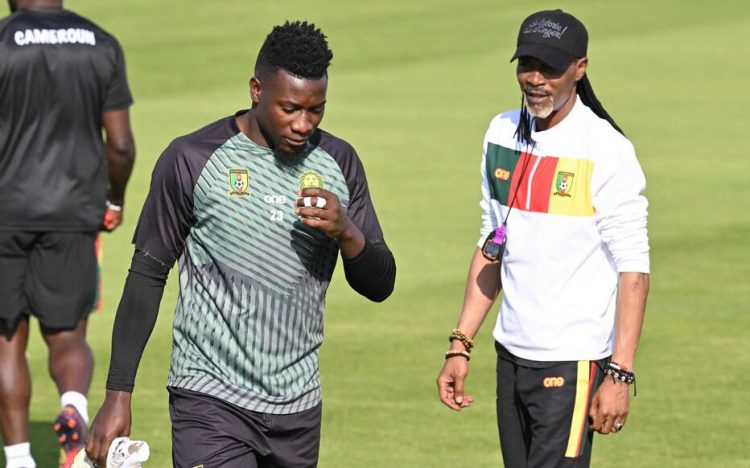 Cameroon's head coach Rigobert Song (R) oversee a training session of his players including Cameroon's goalkeeper Andre Onana on November 27, 2022 at the Al Sailiya SC in Doha on the eve of a Qatar 2022 World Cup football match between Cameroon and Serbia. (Photo by ISSOUF SANOGO / AFP)